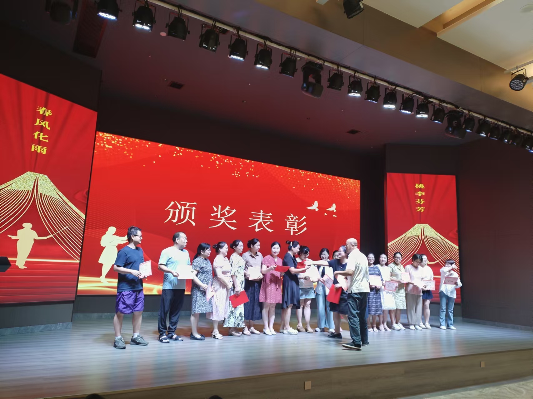 9月10日，曙光學校教師節(jié)文藝晚會在湖南精正溢香園酒店舉辦